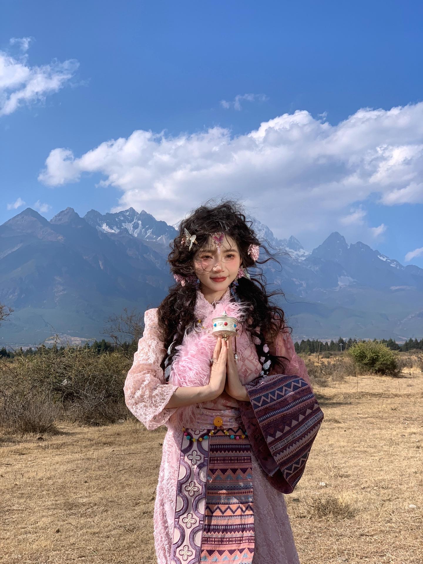 粉色藏服也太适合甜妹了吧！丽江藏服写真
随手一拍都这么好看
这趟丽江没有白来