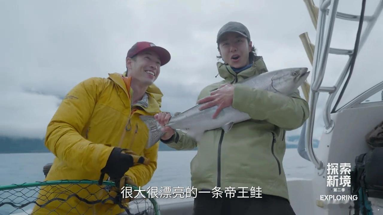 哈哈哈哈钓鱼佬的快乐，“Hi baby”抱帝王鲑跟抱婴儿一样 甚至哈皮得原地荡秋