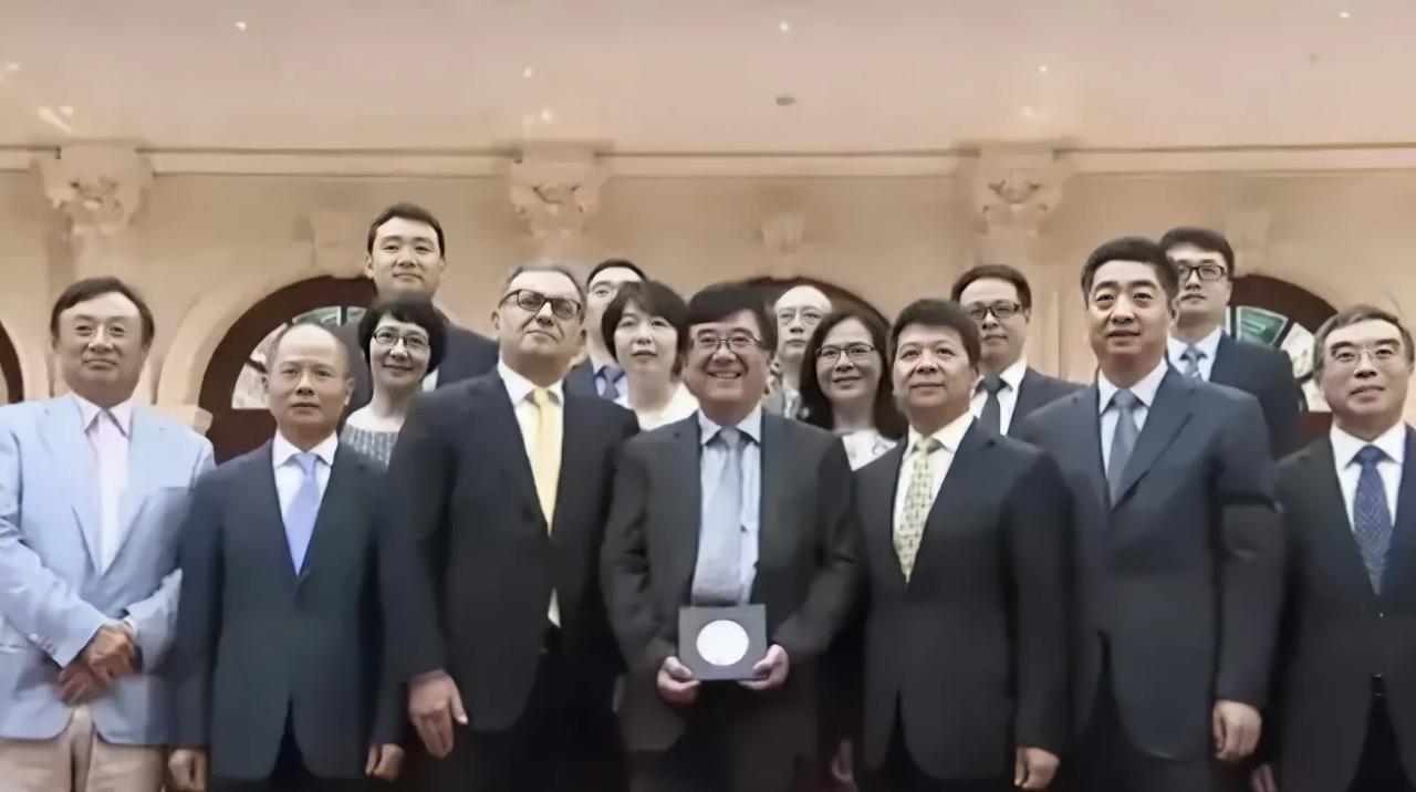 华为的合影中，科学家们总是被安排在C位，而任正非选择站在了一边。任正非曾谦虚地表