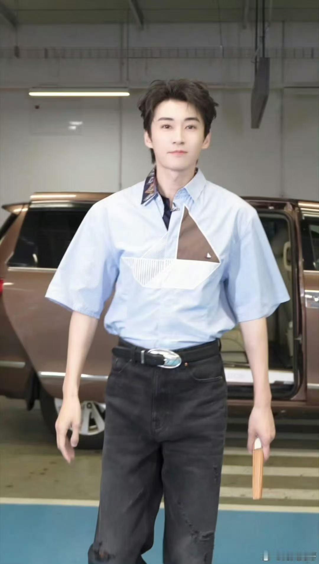 谭松韵刘学义好六上班谭松韵刘学义好六路透哇！！！谭松韵刘学义好六路透～状态好好啊