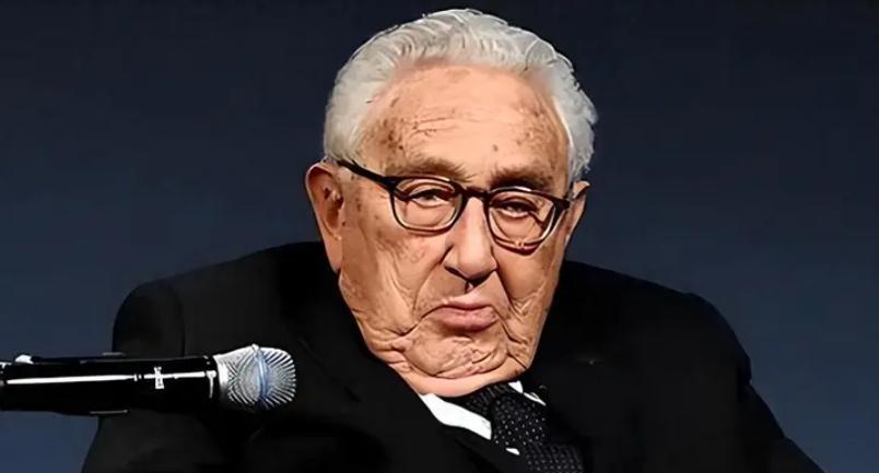 一旦中美开战，美军将全面轰炸中国？100岁的基辛格早就发出过警告：“美国盟友再多