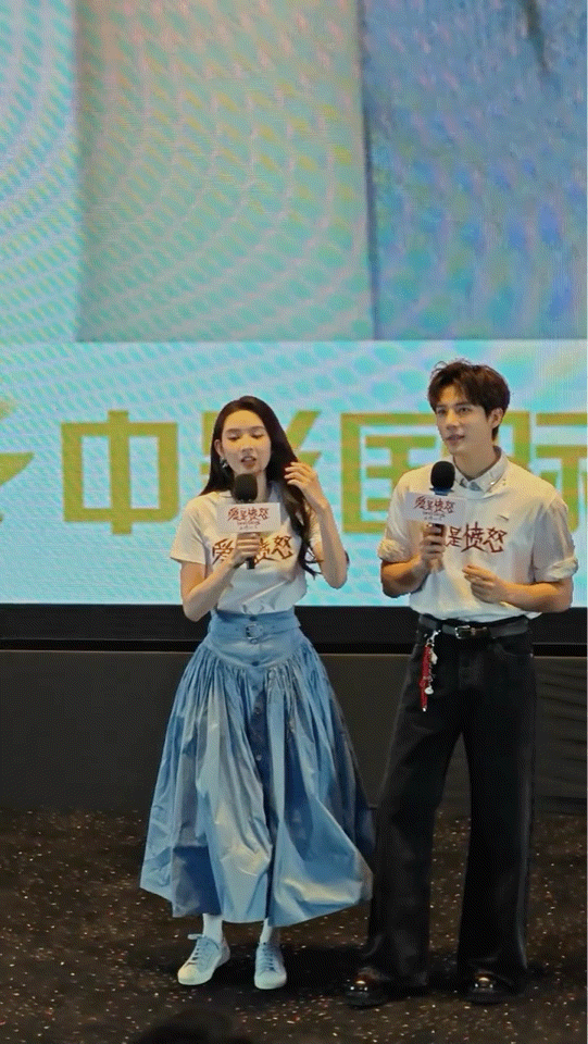 王玉雯蹦蹦跳跳闯进我的镜头王玉雯蹦蹦跳跳出场王玉雯蹦蹦跳跳闯进镜头视野，自在俏皮