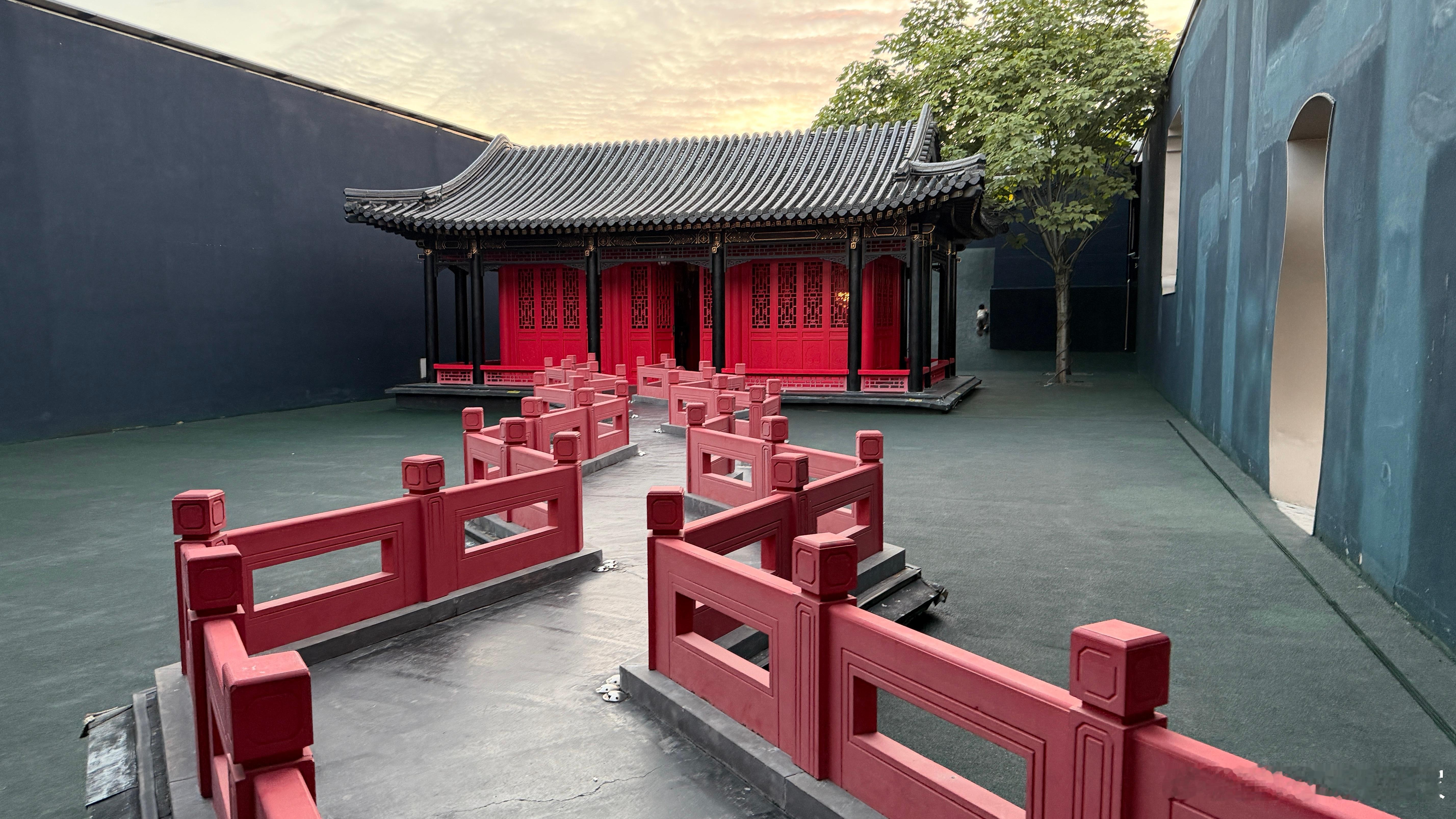 据说今天晚上能见到张柏芝、任贤齐、林晓峰、梁汉文…我从名字上看只认识俩位，你们猜