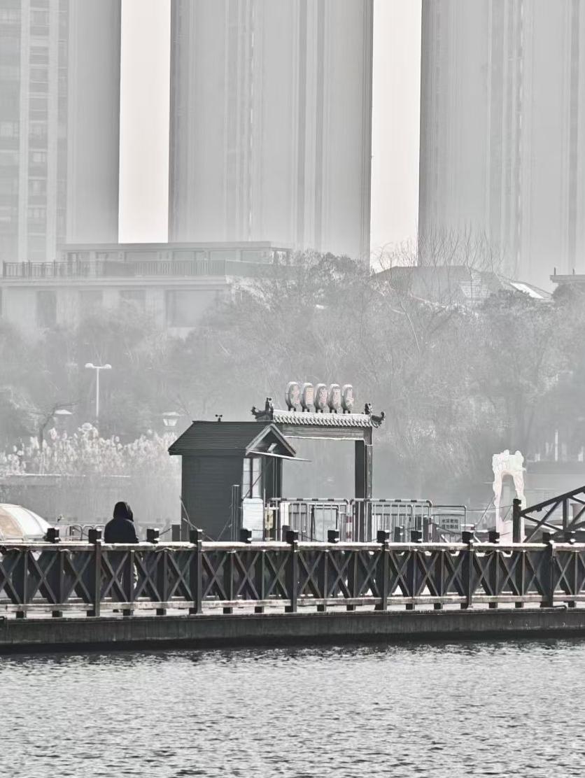 薄雾把楼宇晕成水墨，长桥枕着水波，人在岸畔与城市的留白共享寂静。
💧 湖水载着