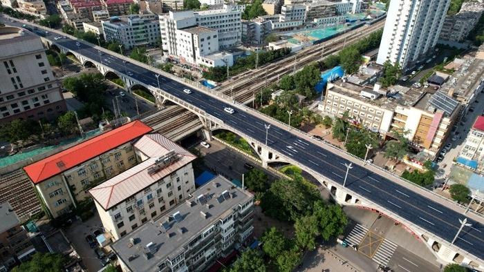 3月25日，济南市道路与桥隧服务中心发布纬二路跨铁路天桥引桥维修改造工程施工公告