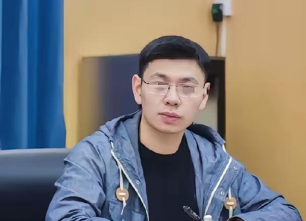 长沙违规霸占私人车位的舆情，先不说彭某某有没有错，或者他男友是不是护短。该小区的