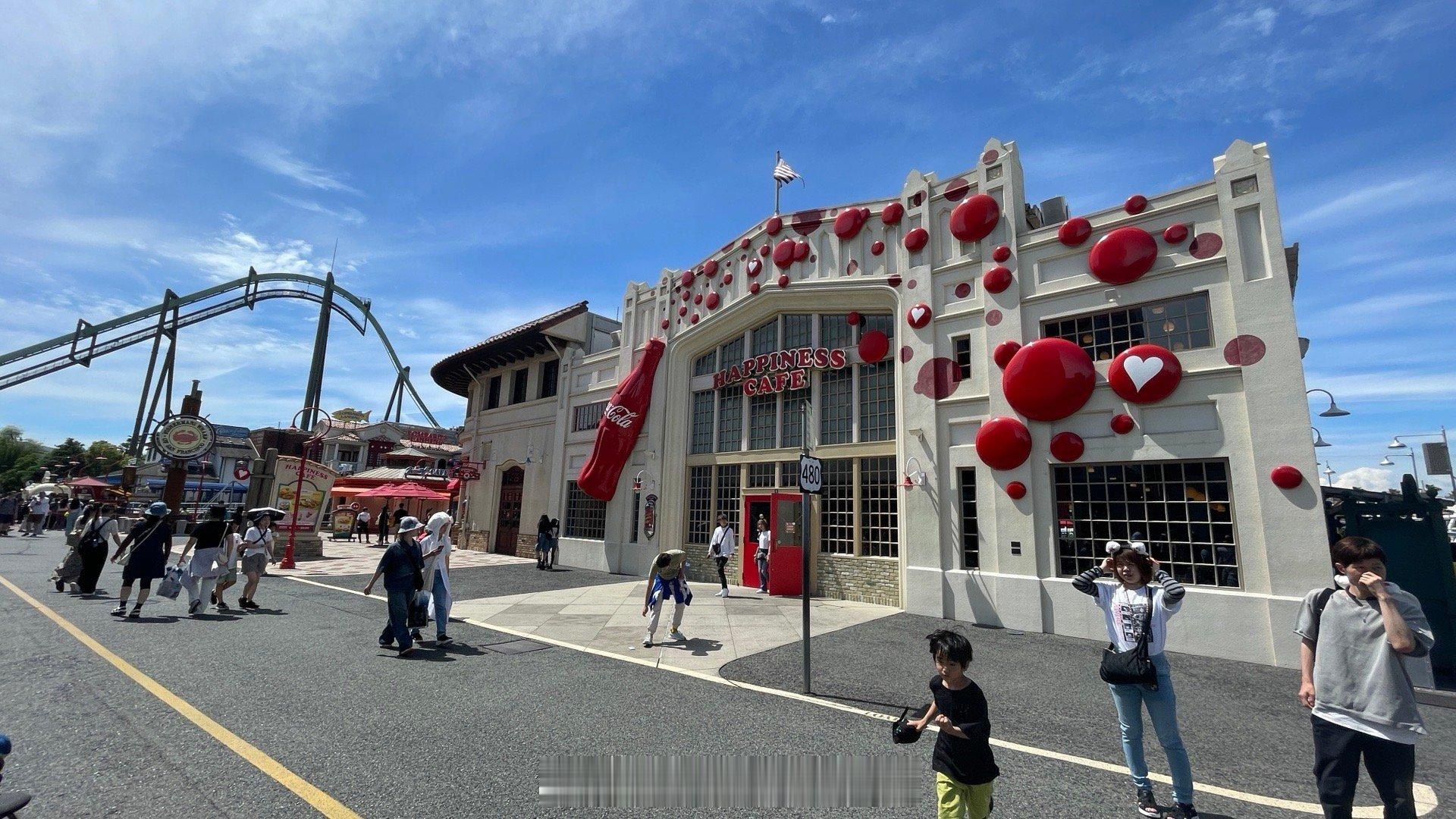 中午吃的是环球影城小黄人餐厅的套餐，如果是普通的麦当劳肯德基，可能我们是万万不会