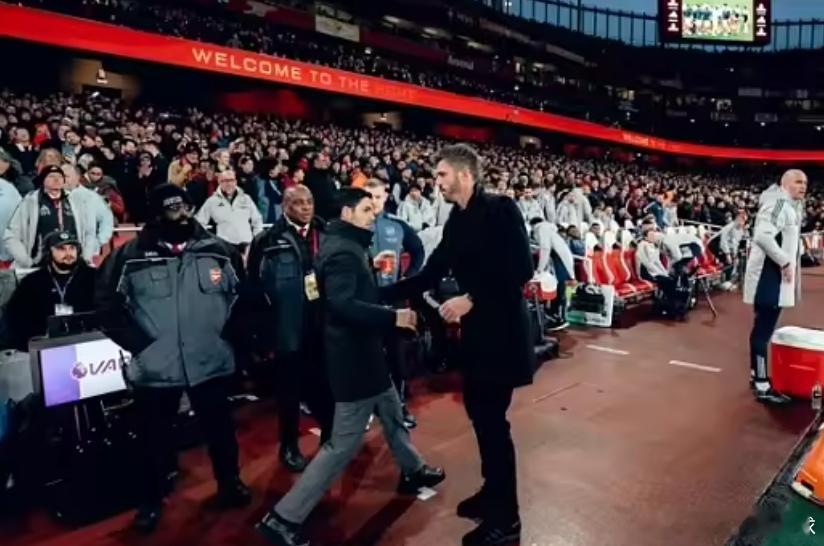 《曼彻斯特晚报》报道，在阿森纳绝杀葡萄牙体育、确保英超将再次拥有5个欧冠直通名额