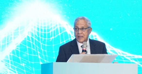 中美巴黎经贸磋商已经完美收官，可特朗普却当着记者的面皱着眉辩解，称自己没想跟中国