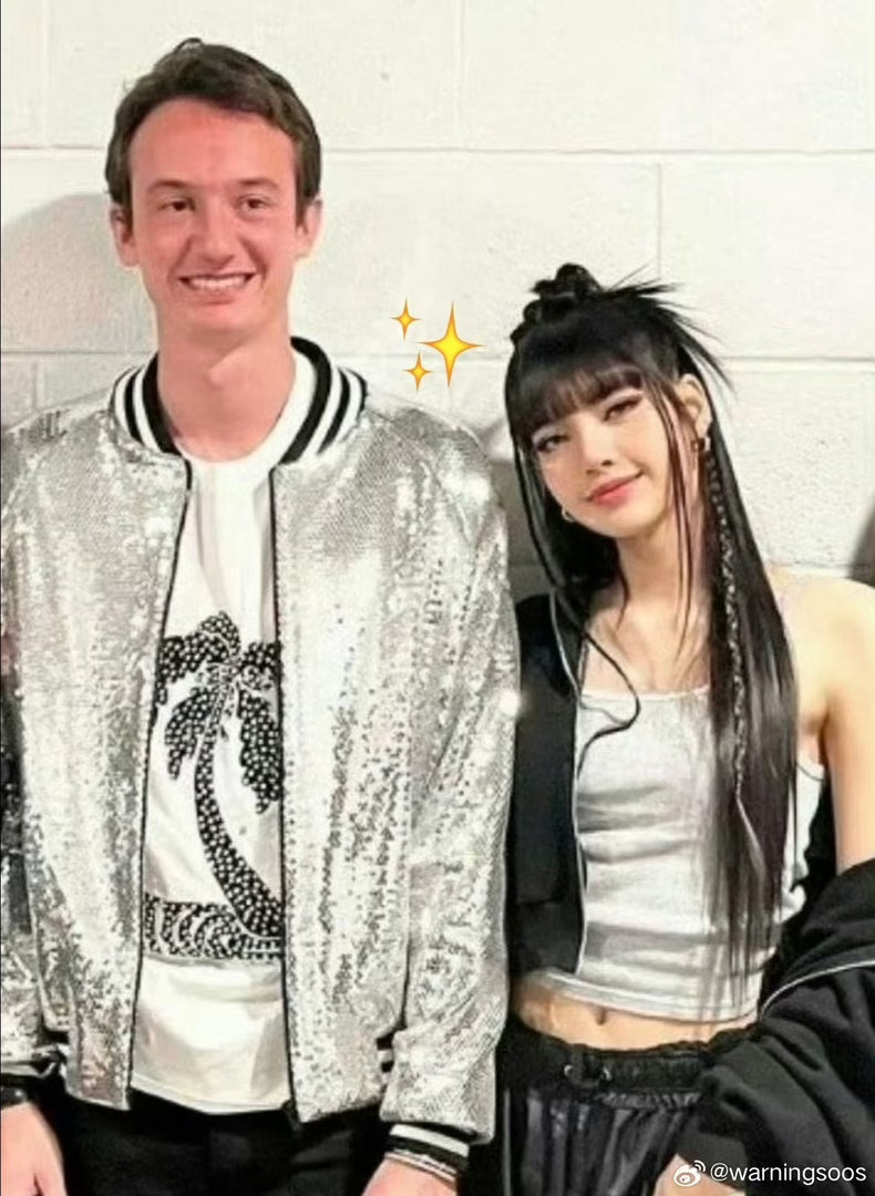 lisa 每日一问lisa为什么被三公子甩了？金智秀 女王很美 