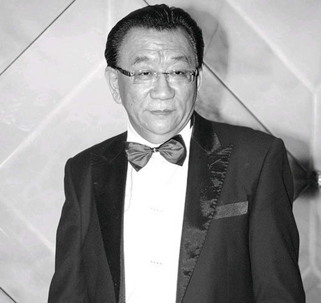 侯耀华向副总理外孙借走一台相机，总理夫人知道后大怒，马上归还。他上中学那会儿，跟