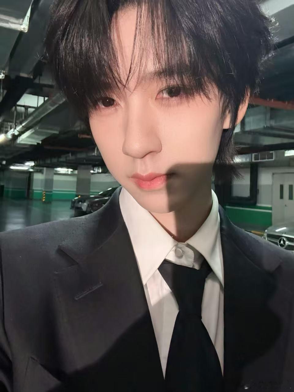 贺峻霖拍的贺峻霖自拍live图贺峻霖自拍live图，帅的， 