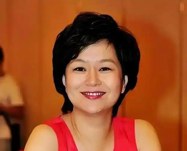鞠萍向第一任丈夫蒋启星提出离婚时，蒋启星同意离婚，却让鞠萍二选一，孩子和财产只能