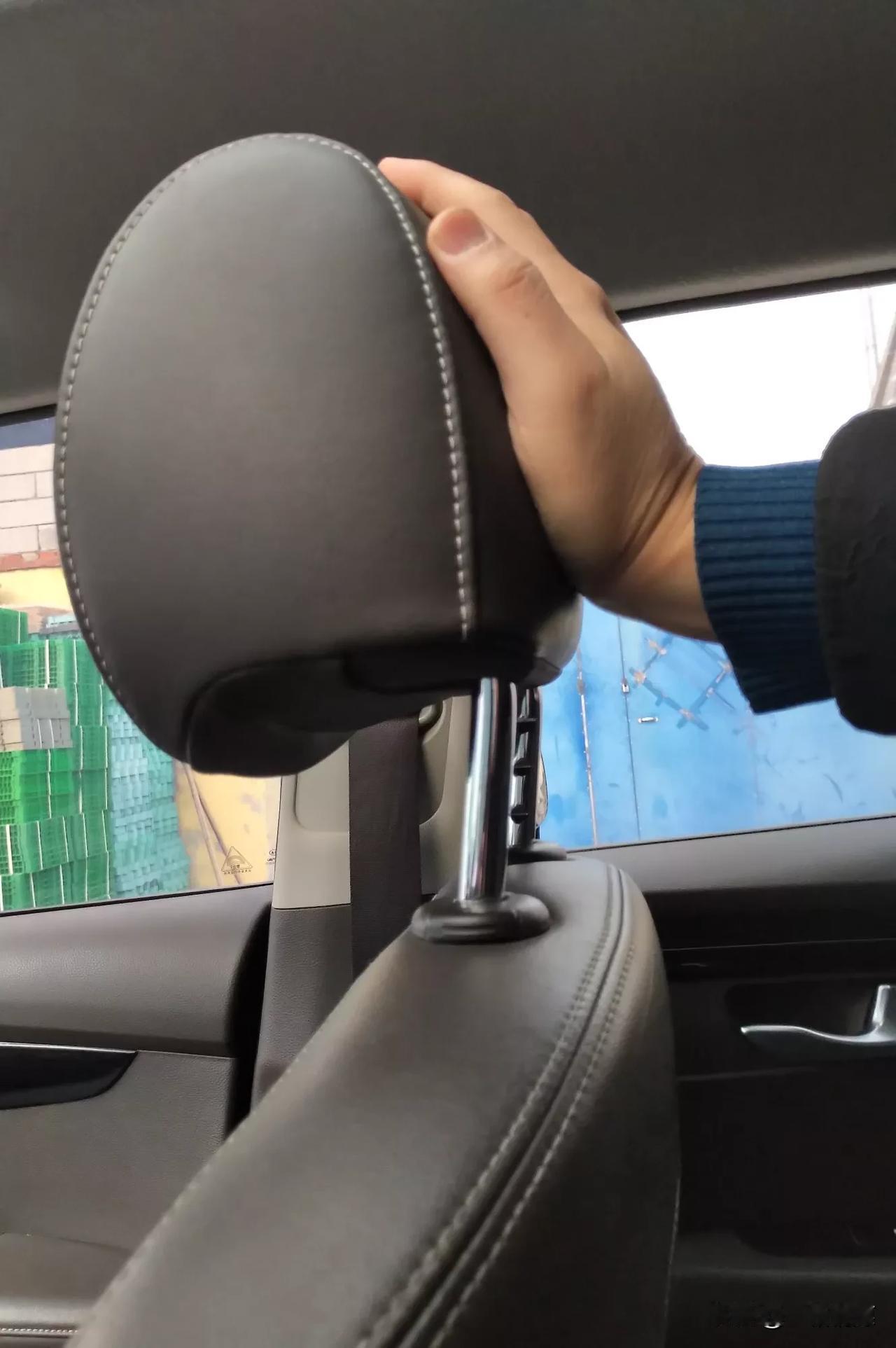 开车十来年了 ,这才发现原来靠枕还有这个功能 ,今天坐车里等人 ,实在不愿坐前排