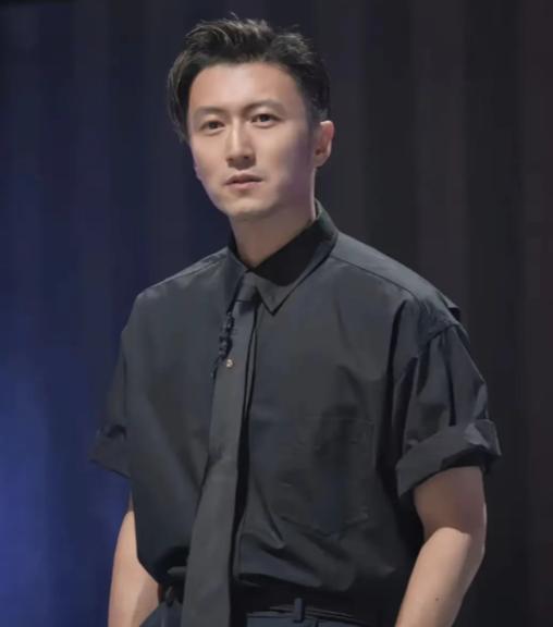 主持人问谢贤:“你说自己跟霆锋不是很熟，是怎么回事？” 谢贤说:“我跟他真的不是
