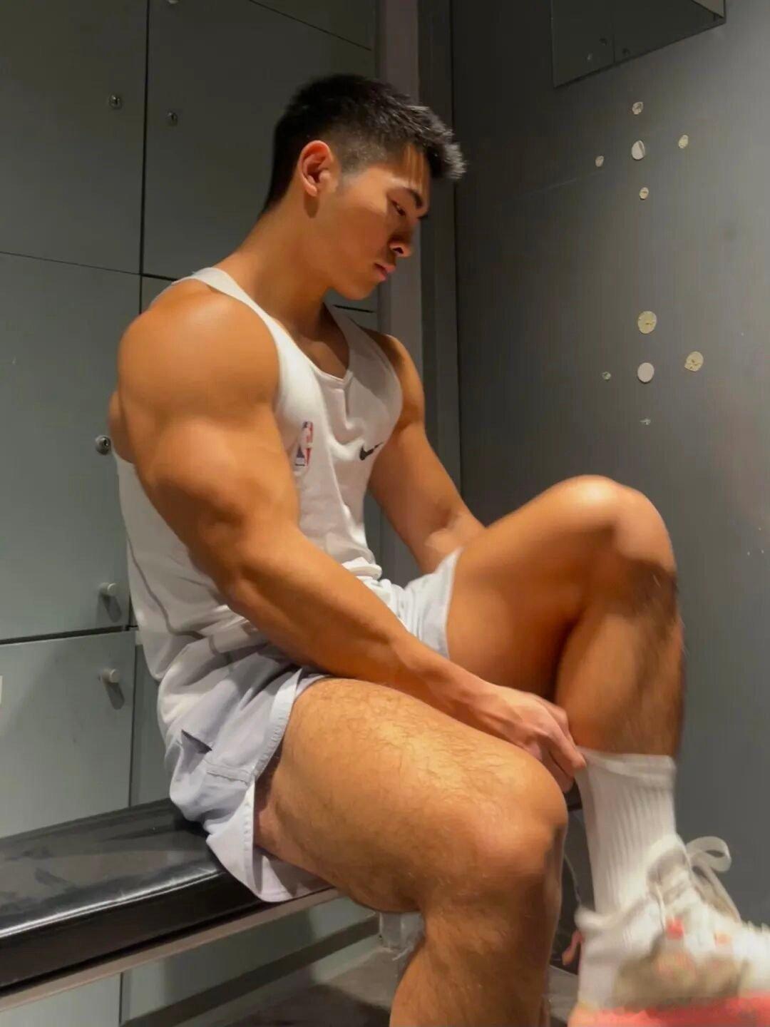 是不是强壮肌肉男安全感满满的体育生 ​​​