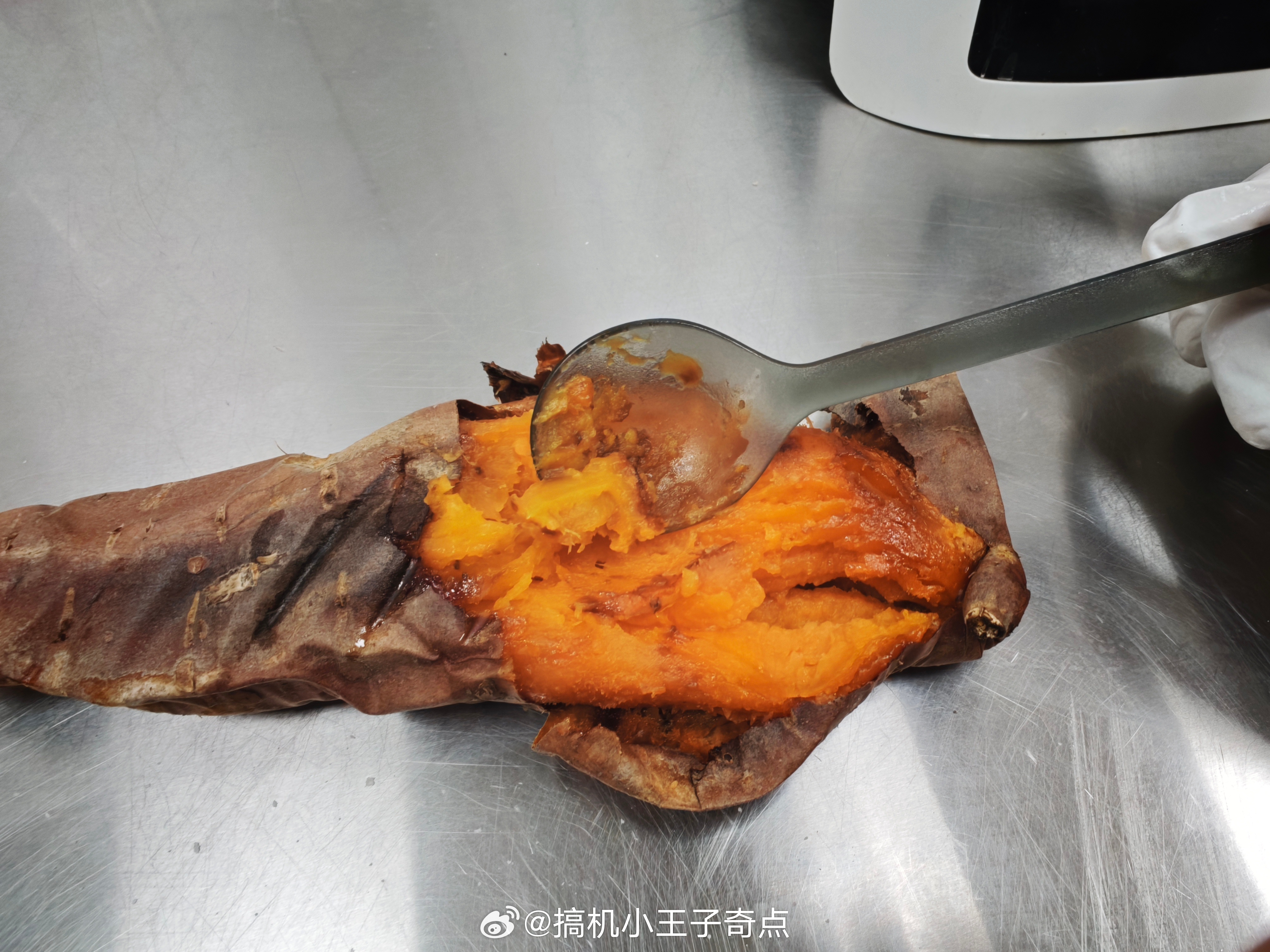 空气炸锅杀回年轻人的厨房我一般拿来烤红薯放进去40分钟左右，中途记得翻下面你还会