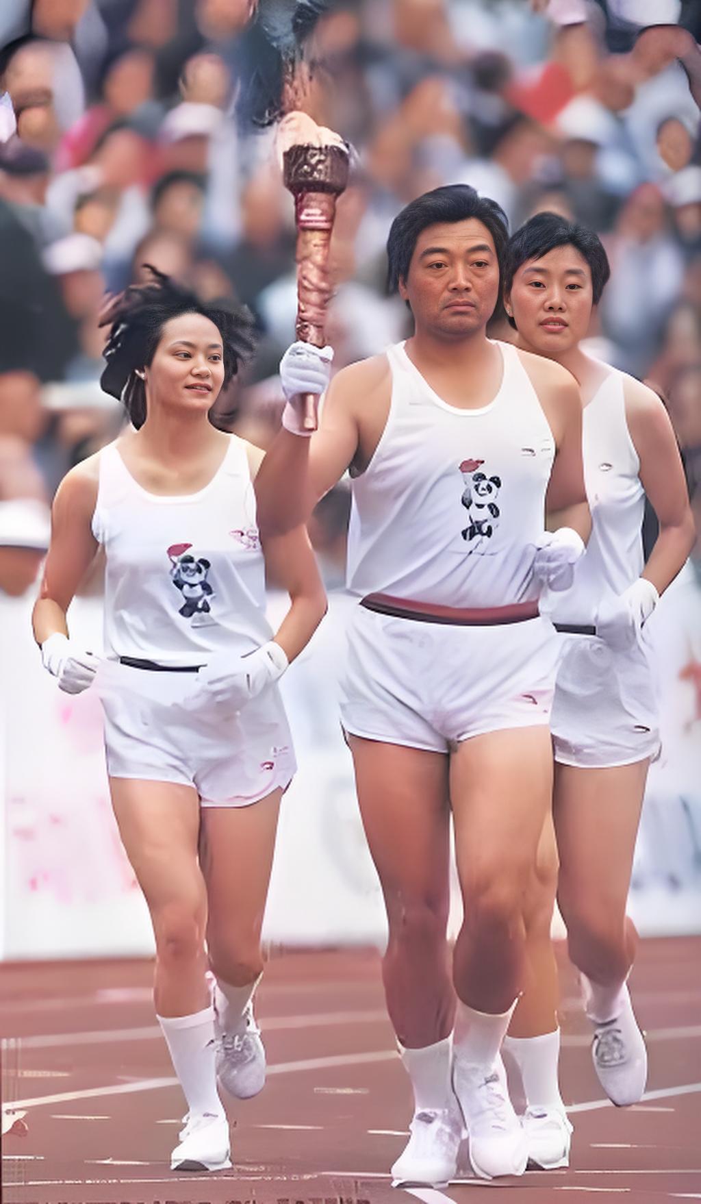 这是1990年北京亚运会火炬传递的场景，画面里的人物是许海峰、高敏、张蓉芳。
