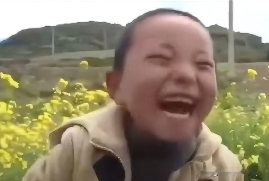 全网都在用这个表情包，笑得如此开怀，让人忍不住跟着一起笑。看模样是个小男孩，可听