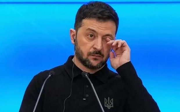 就在刚刚！

2025年12月24日，乌克兰总统泽连斯基在基辅向全世界扔出了一颗