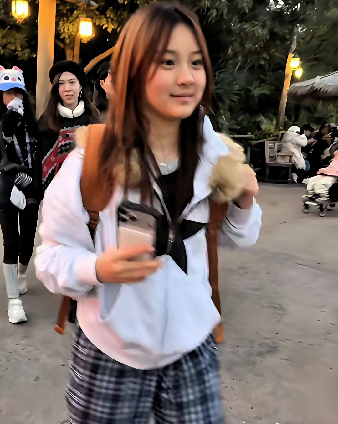 13岁甜馨游乐园吃胖了，脸像贾乃亮，自己背双肩包太接地气​​​​