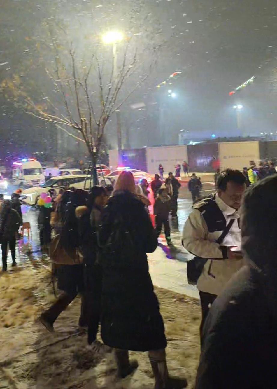 董宇辉真的是太忙了，凌晨1点半了，据说还有16家媒体等着采访。现场的粉丝朋友们还