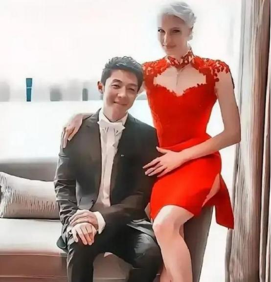 八年前，亿万豪门千金李白执意要嫁给撒贝宁，而与父亲决裂，八年后，李白终于明白，自