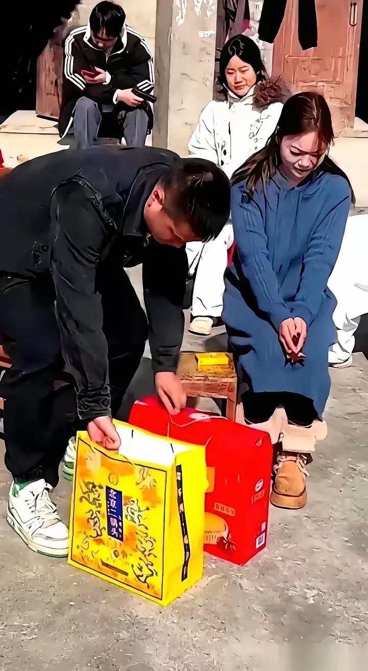 这小伙子有点意思

相亲被拒后，转身把礼物全带走了。

那姑娘只说一句我们不合适
