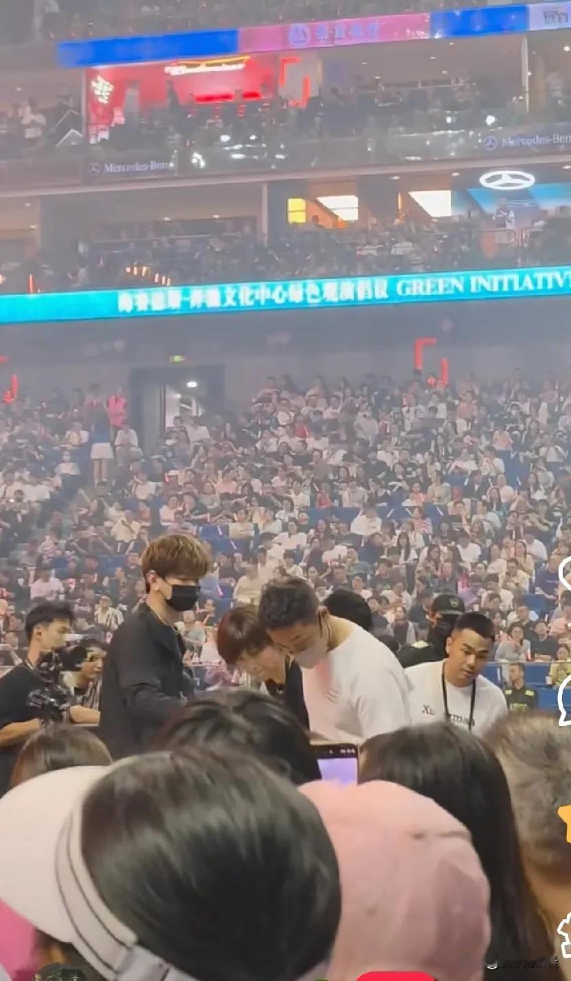 许昕和姚彦去看王力宏的演唱会了。
王力宏还是那么帅气，今天王力宏演唱会上海站，现
