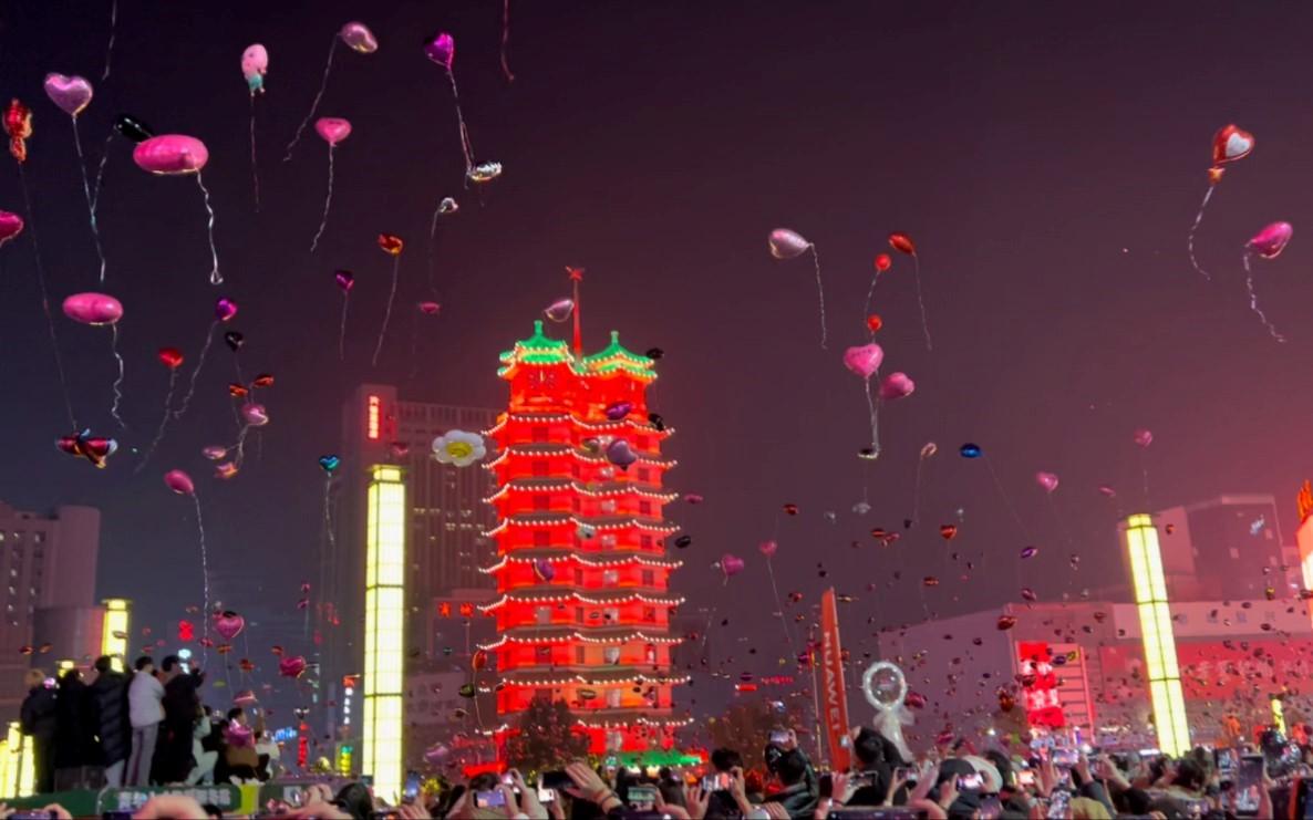 这波操作太绝了！46岁的我连夜开车3小时带老婆去郑州二七广场跨年，结果脚趾被踩骨