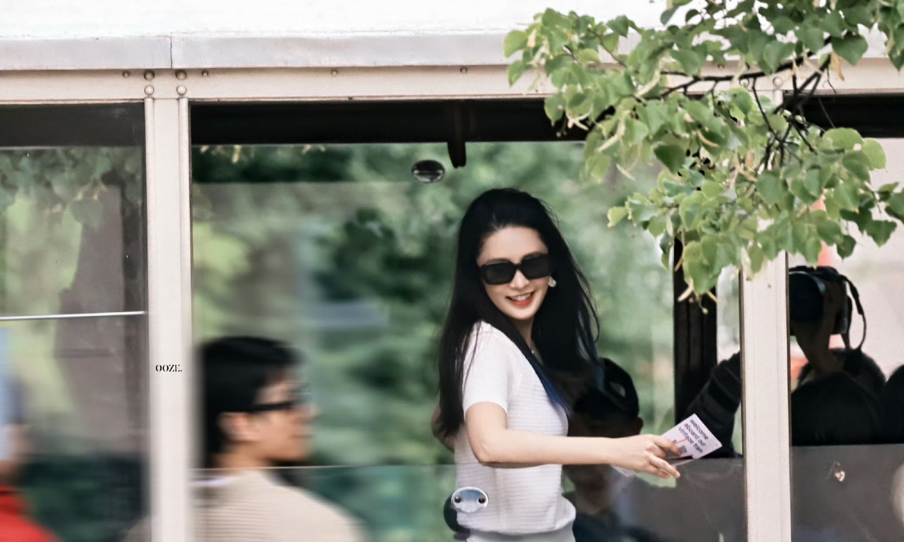 李沁 慢热的人爱意最汹涌很难拒绝喜欢上李沁吧，快餐的世界当中，她的出现 像一股清