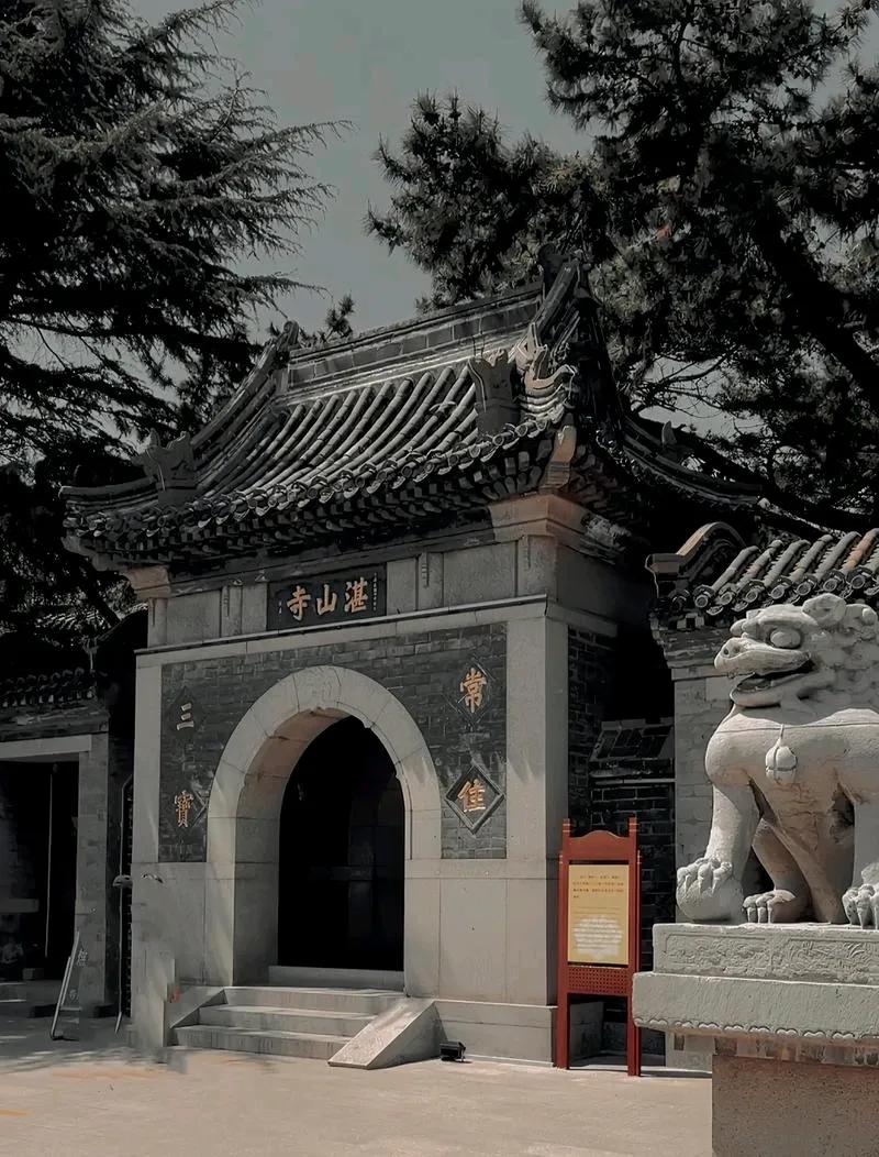 今天去湛山寺上香了，全是年轻人！
最近事业不顺，想要寻求心灵寄托，就来到了湛山寺