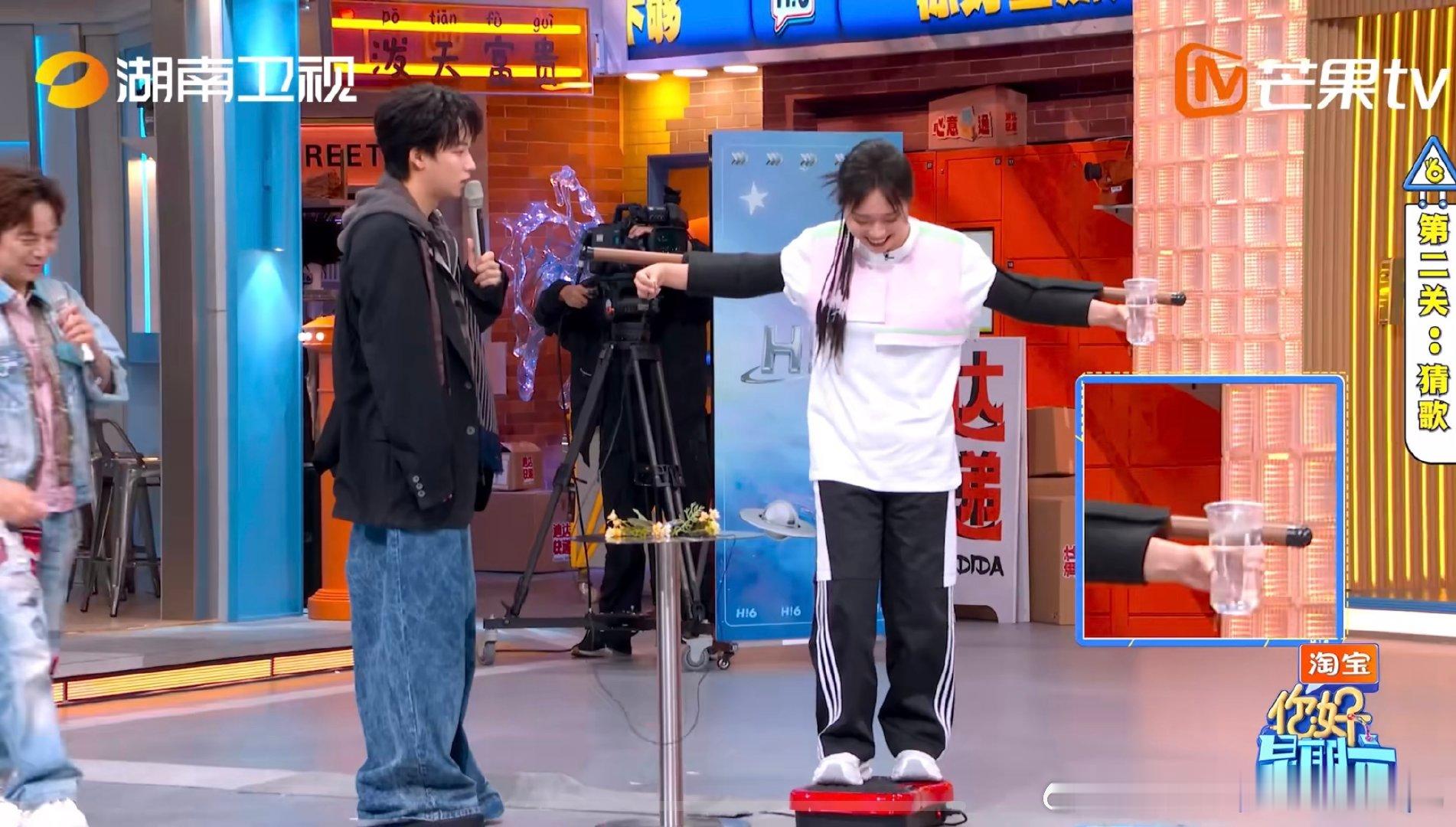 李雪琴玩出了理疗既视感 你好星期六 燃脂机版“全身理疗”被雪琴解锁了！颤抖幅度超