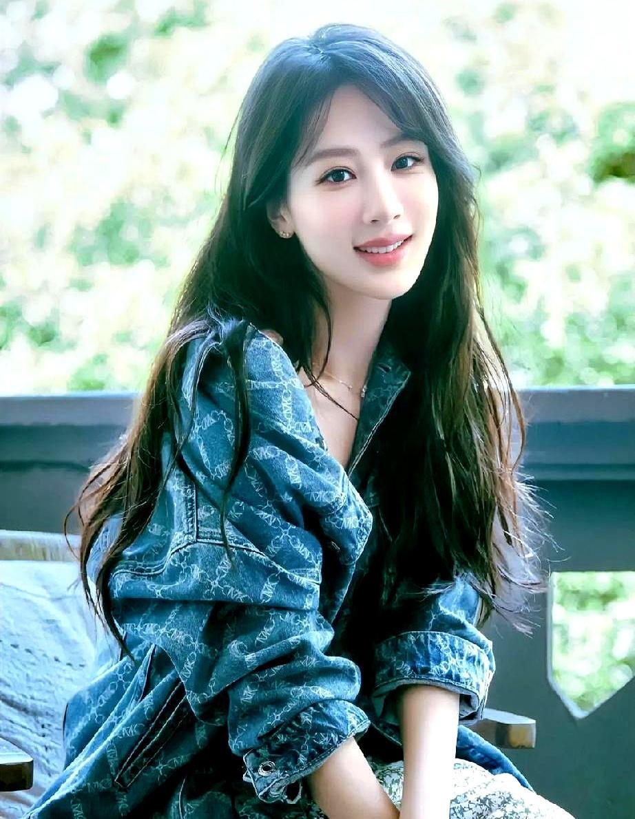 34岁硬演14岁青楼女，你刚想骂装嫩，她却掏出个上海滩女首富。
 
开机前杨紫跑