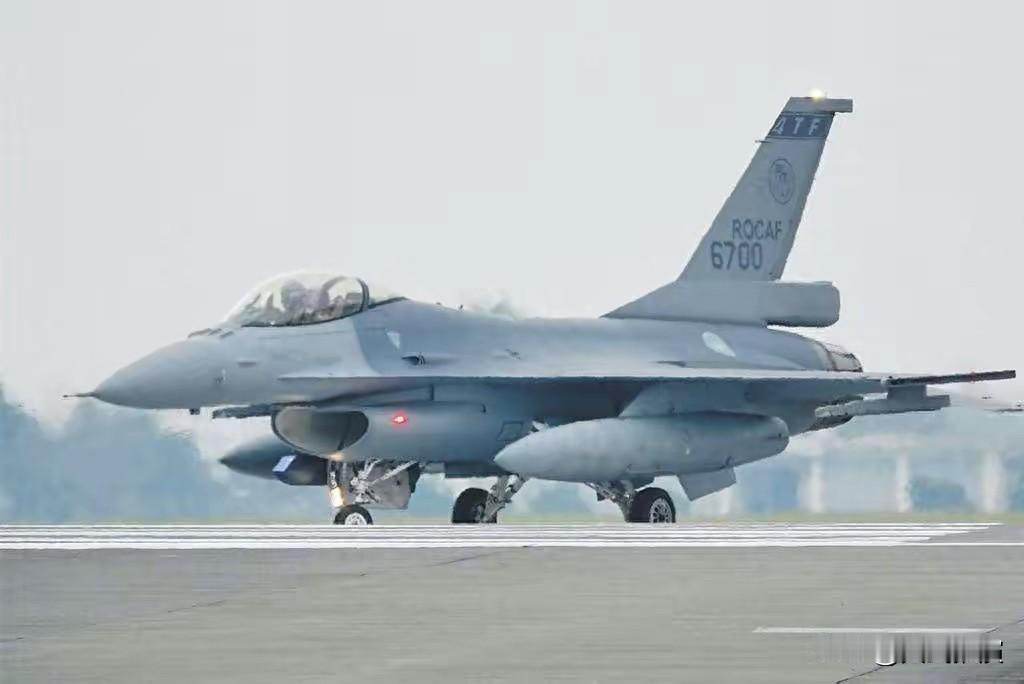 曾为台湾战机飞行员的台空军前“副司令”张延廷点出，台军F-16的泡泡型座舱罩会给