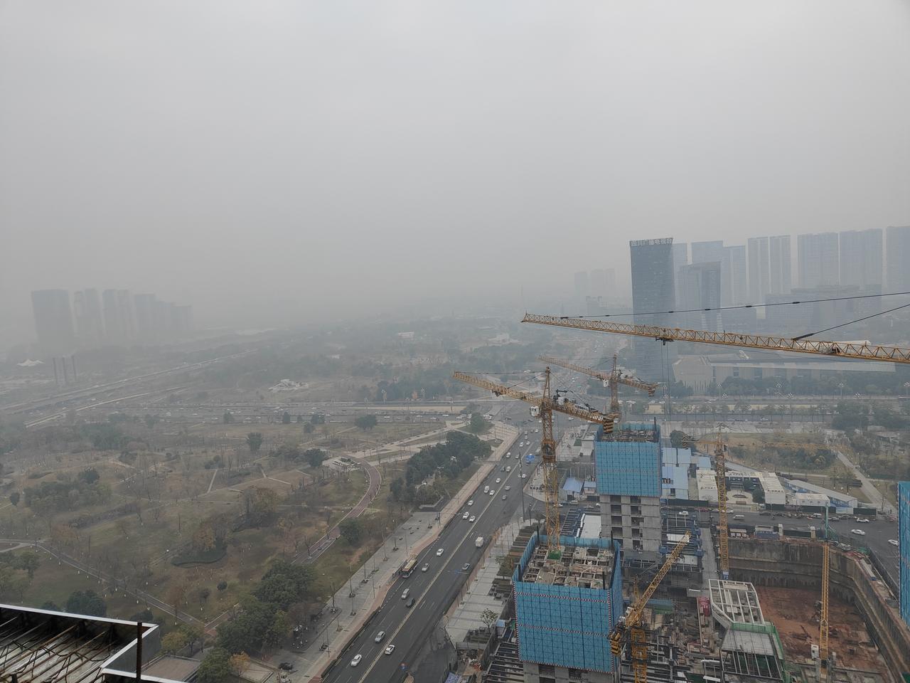 成都这鬼迷日眼的天气，雾霾太严重了
一到冬天就是这个样子的，
站在28楼，感觉像