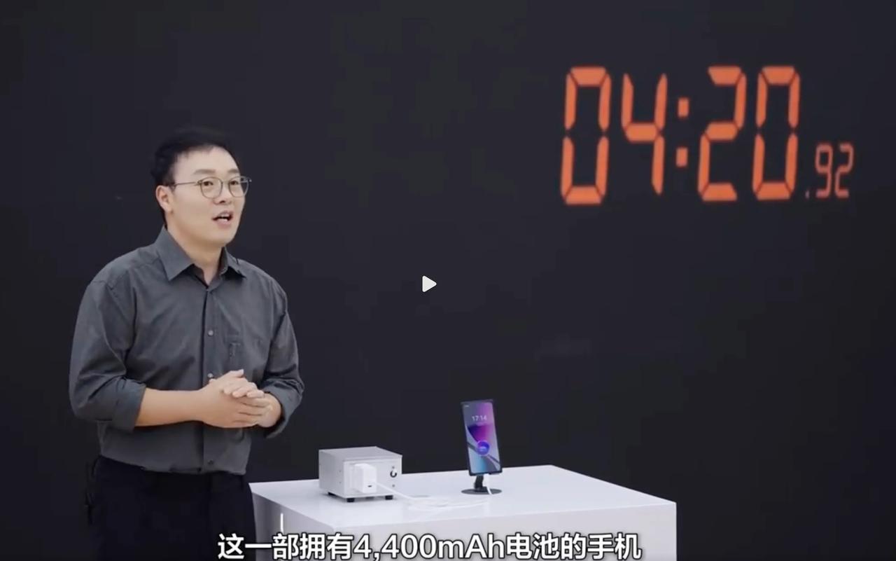 真我GT7 Pro或首发搭载320W快充，4400毫安时电池，折叠四电芯，4分半