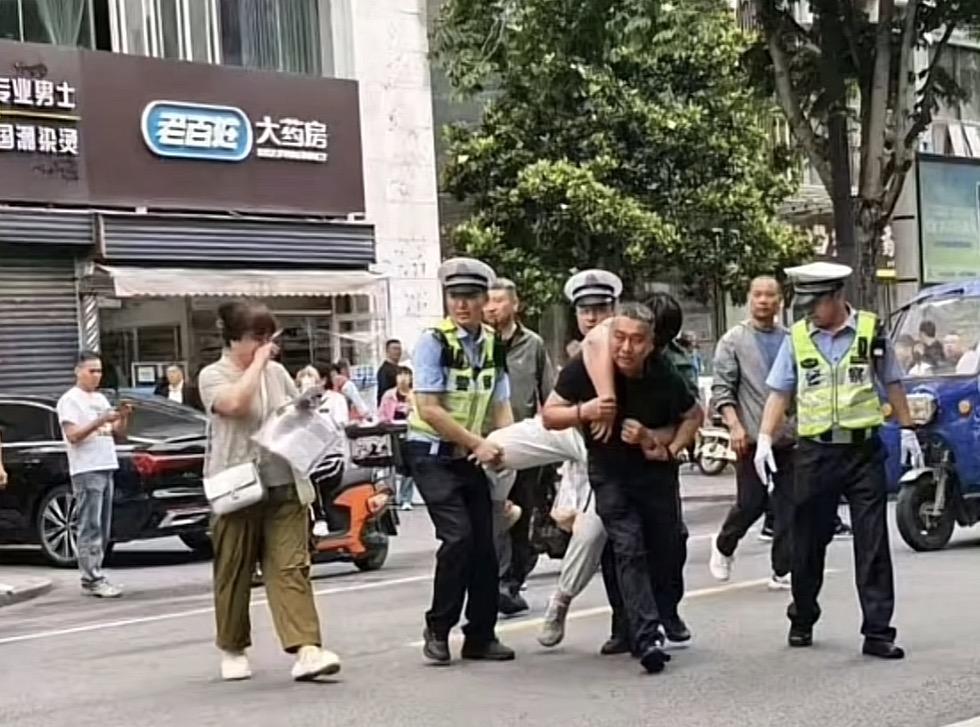 参加高考时紧张的，我倒是见过不少，可紧张到走不成路的，我还是头一次见！
6月7日