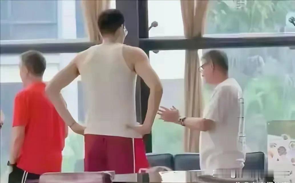 广东男篮新任主帅贝罗卡尔看来很懂中国人情世故，趁着中国男篮在广东参加热身赛机会主