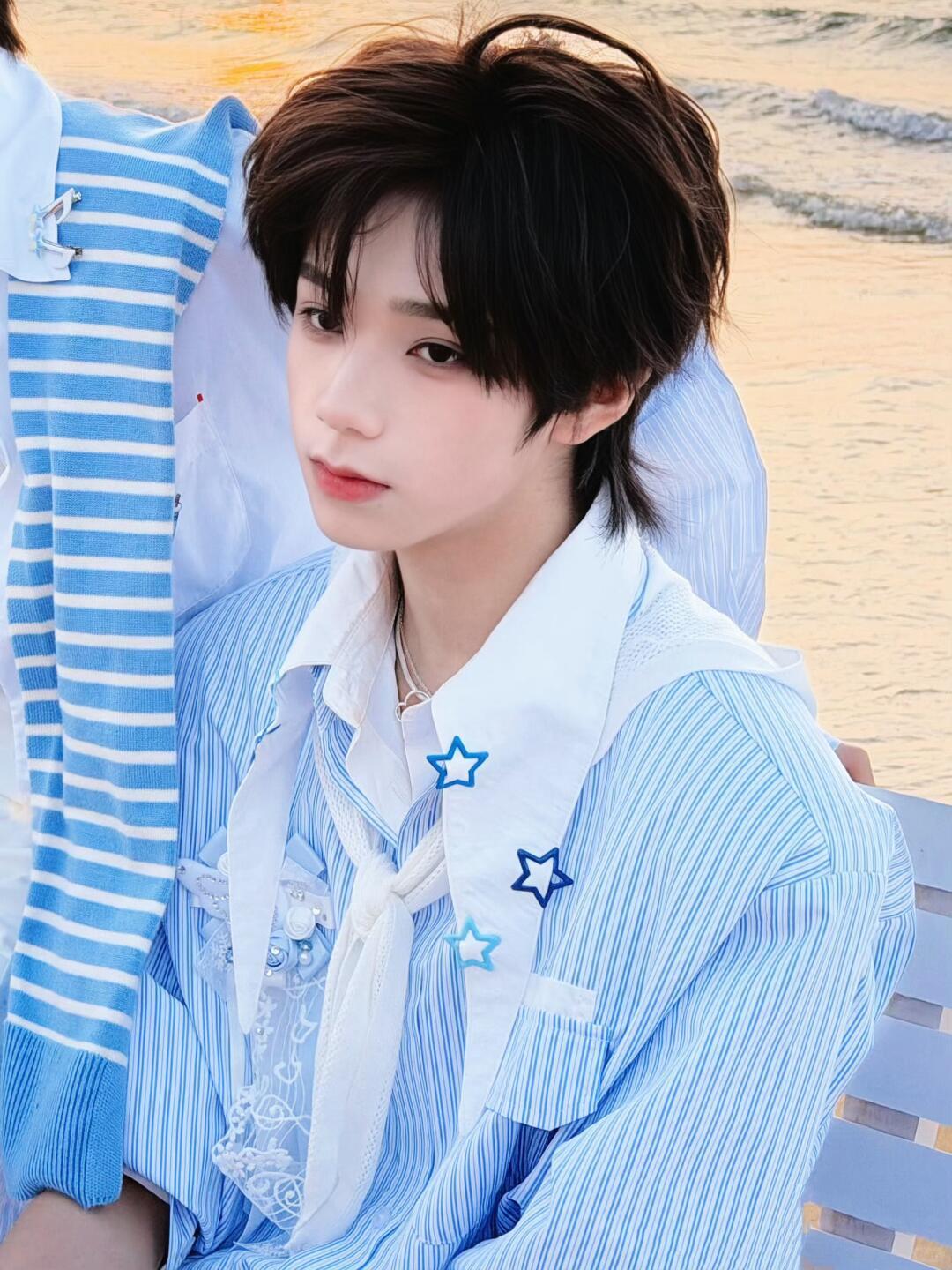 还以为王橹杰穿睡衣上班 慵懒随性的针织开衫搭配松弛状态，居家感直接拉满，不仔细看