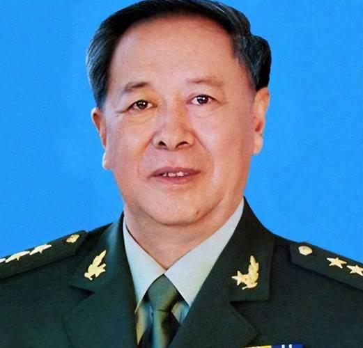 从列兵到上将，半世军旅守家国，平凡履历铸军魂。
 
陈炳德，男，1941年7月生