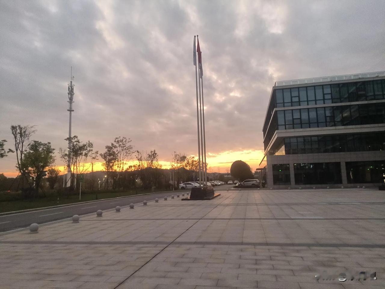 调研结束，写两句诗

朝阳出门暮夜归，
肩担风雨踏尘飞。

才子们往后接。。。。