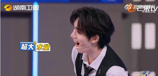 吴泽林这段水炮惩罚也太有画面感了，麦都被打碎足见有多投入！他在游戏里永远放得开，