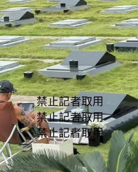具俊晔在大S墓前看《流星花园》，手里还拿着相片。

感觉具俊晔是真的很爱大S，近
