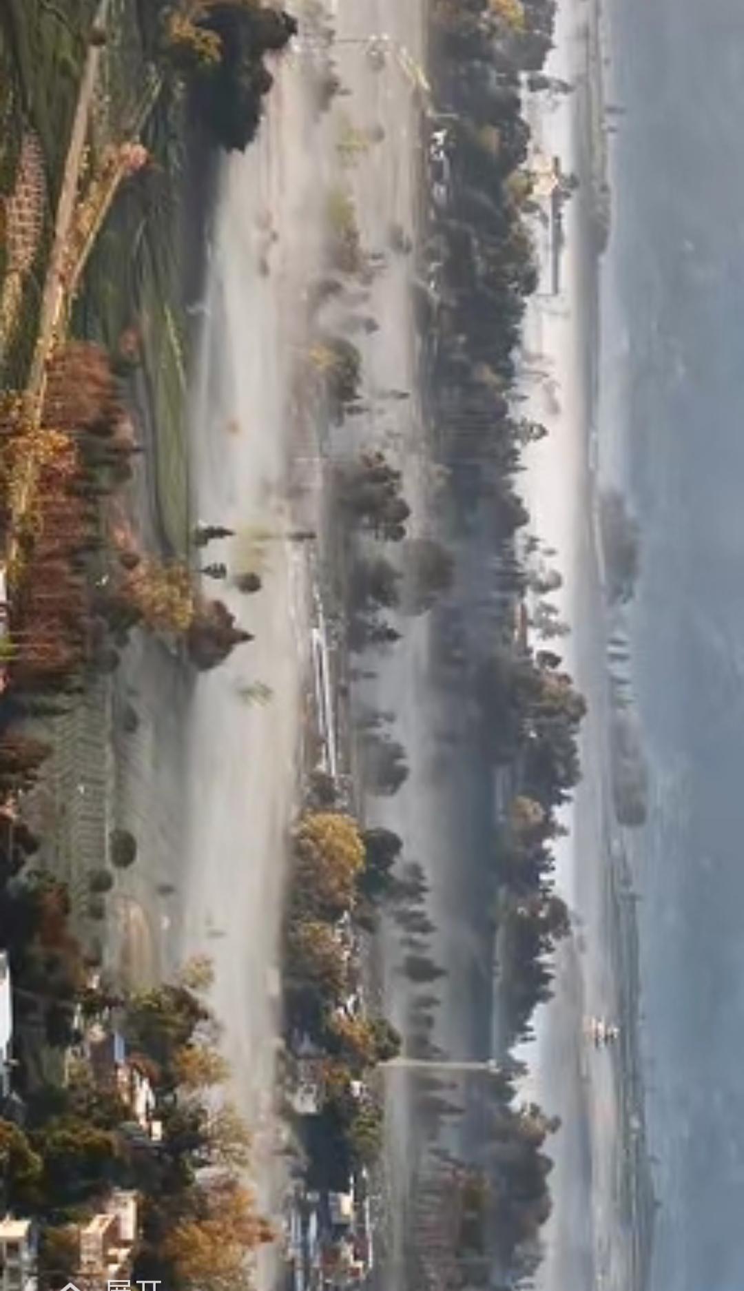 四川雅安，一男子用无人机拍风景，不料，无人机刚起飞，就撞见了震撼一幕，薄雾、树木