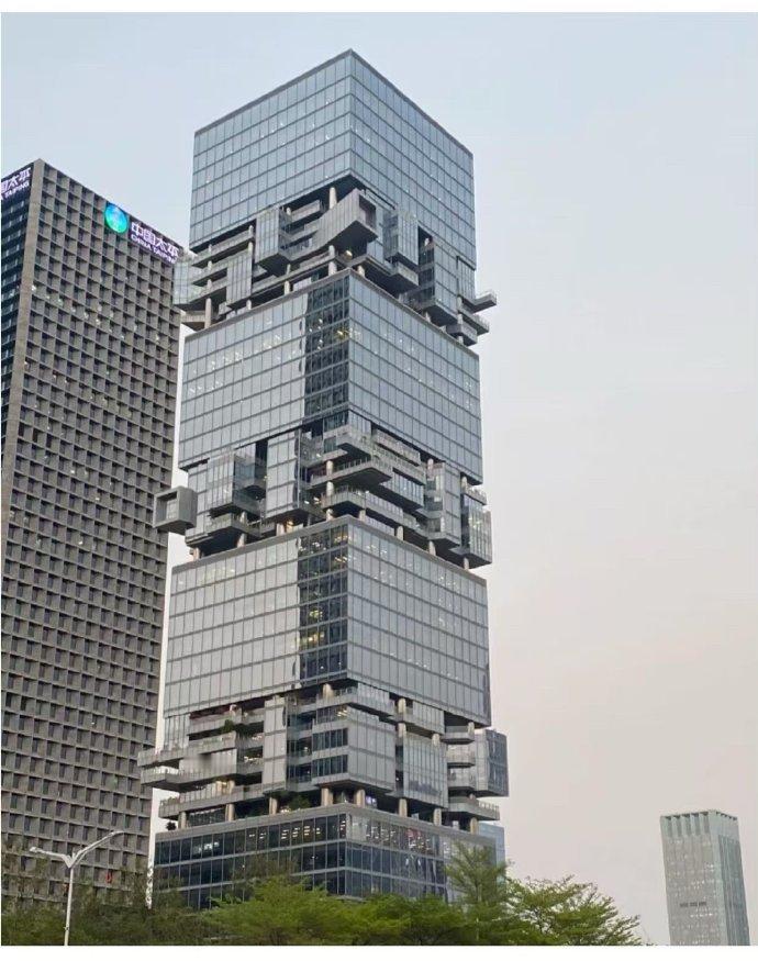 深圳基金大厦，不仅是金融的地标，更是城市创新精神的象征。它的现代建筑风格与周围环