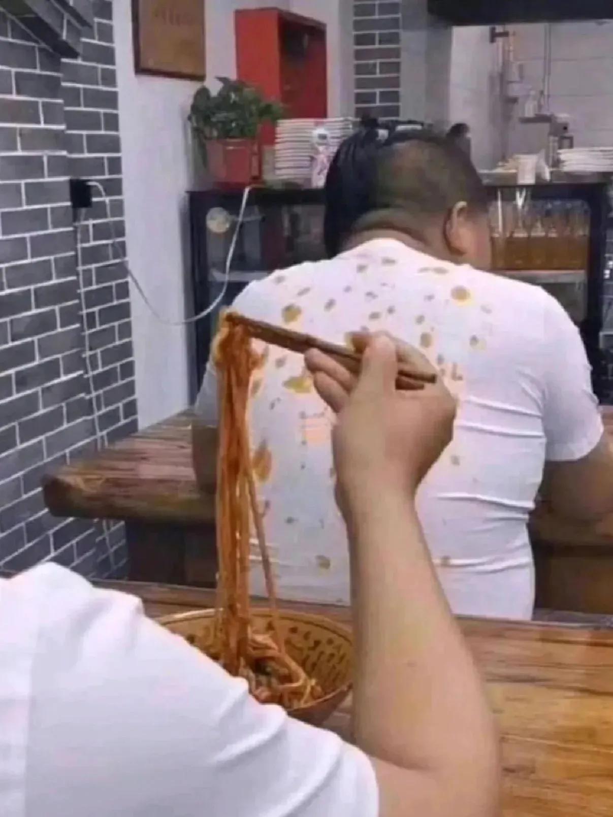 吃面发出声音真的不礼貌吗？
我的小姑子只有20岁，有时候她的行为让人觉得不够成熟