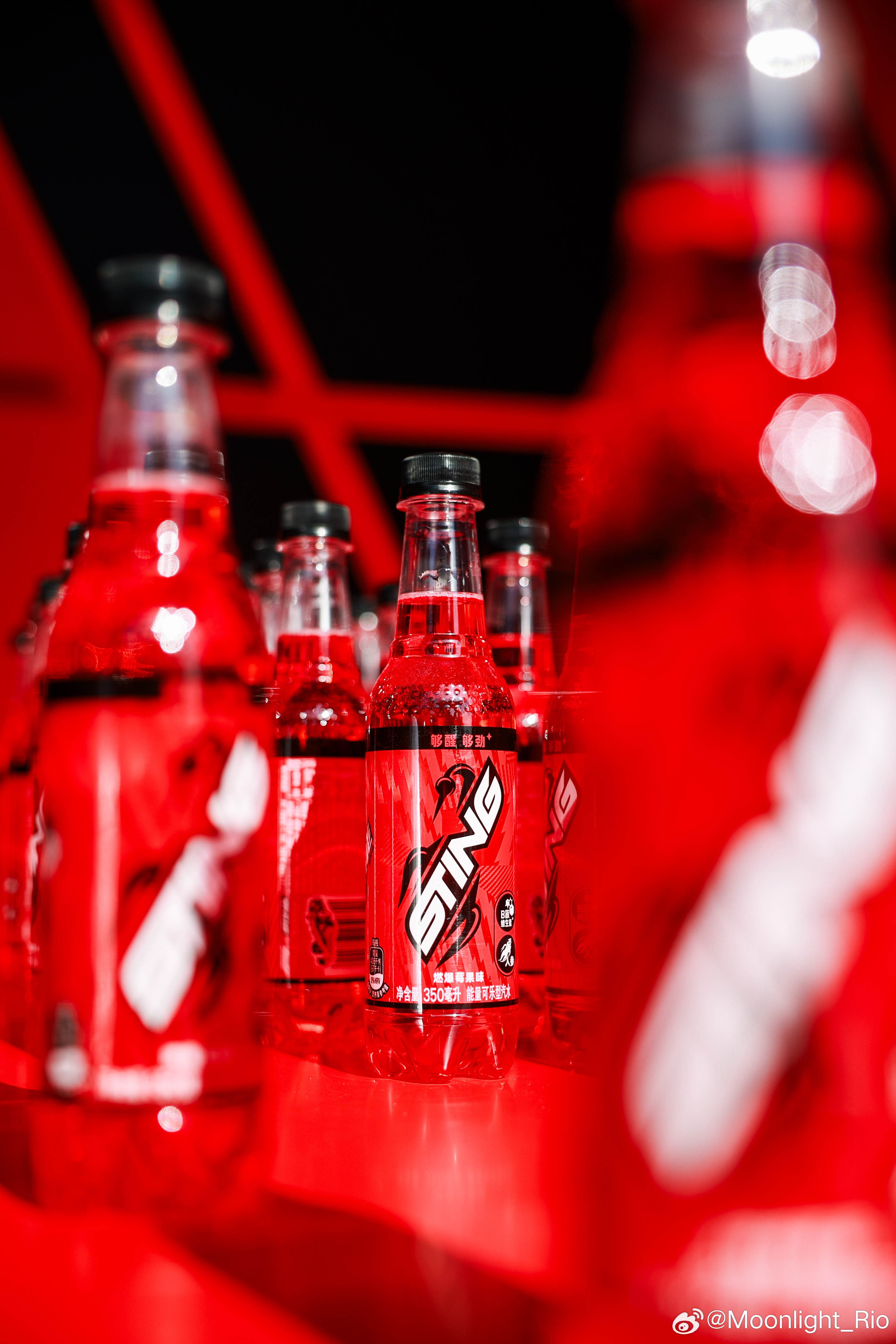 谁在给F1加满能量当F1引擎轰鸣的那一刻，能量也被瞬间点燃🏎️Sting唤能，