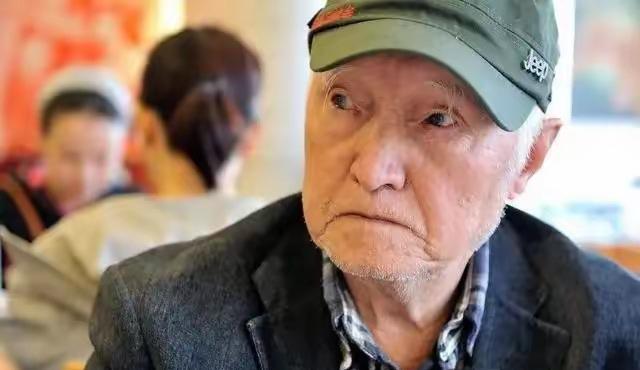 人随时都会死
邻居两口子，男的62岁，在央企刚退休两年，退休金六千多，女的退休金