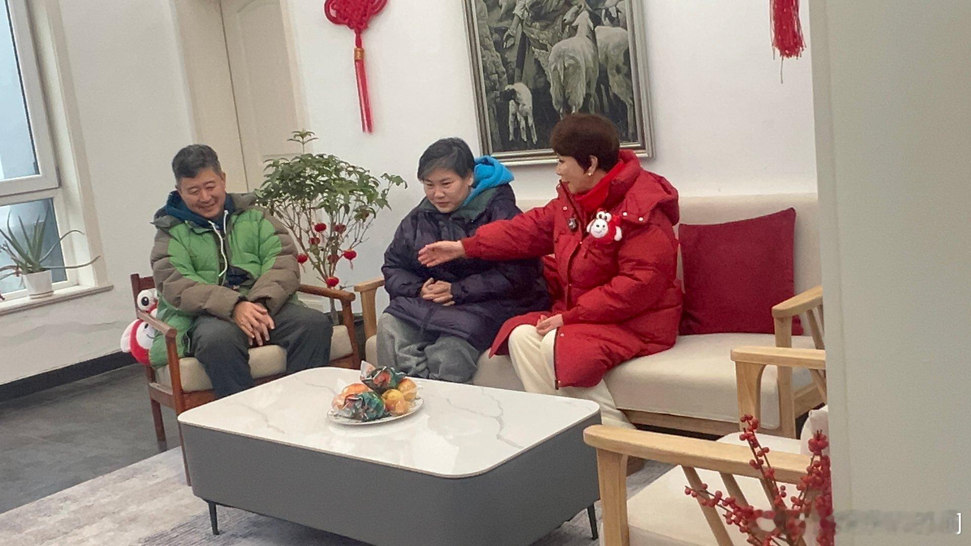 网友偶遇马大姐蔡明送门板大的电视 蔡明太懂宠街坊！北京胡同送门板大电视当年货，唠